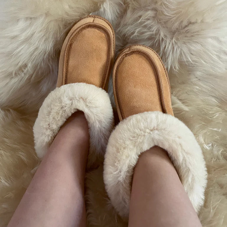 THE CLASSIC SLIPPER: 100% SHEEPSKIN IN WHITE
