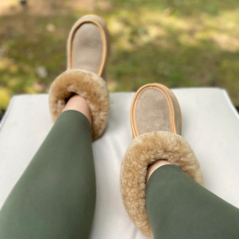 THE CLASSIC SLIPPER: 100% SHEEPSKIN IN TAN