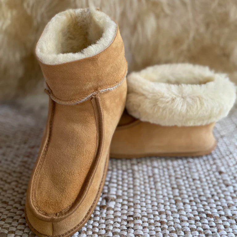 THE CLASSIC SLIPPER: 100% SHEEPSKIN IN WHITE