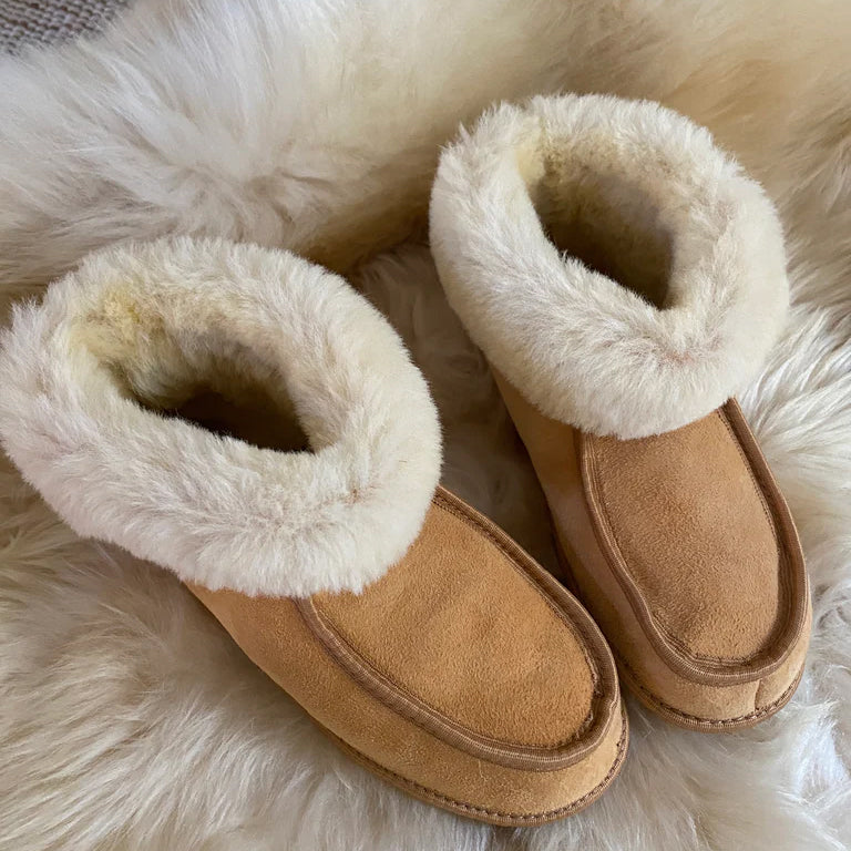 THE CLASSIC SLIPPER: 100% SHEEPSKIN IN WHITE