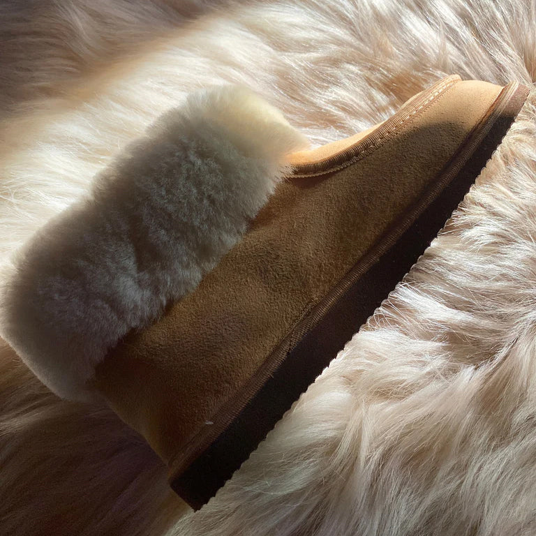 THE CLASSIC SLIPPER: 100% SHEEPSKIN IN WHITE
