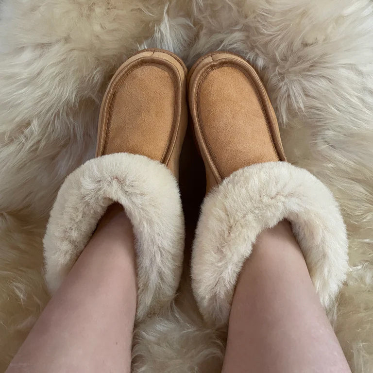 THE CLASSIC SLIPPER: 100% SHEEPSKIN IN WHITE